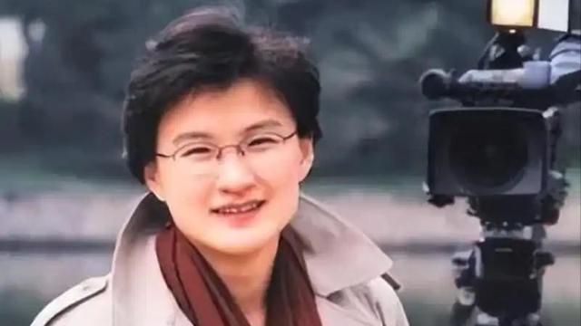 “央视名嘴”董倩，主持风格犀利惹人诟病，夫妻感情却和睦美满