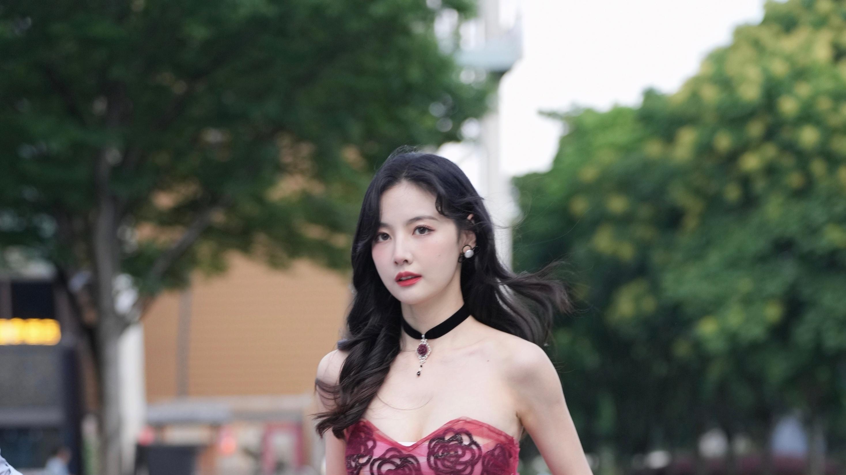 红玫瑰绽放！赵粤穿抹胸纱裙，女人味简直要溢出屏幕！