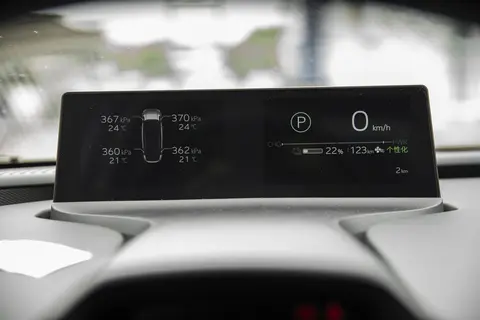 探寻一汽丰田bZ5的智能与设计之美，详解一汽丰田bZ5 2025款 550 JOY