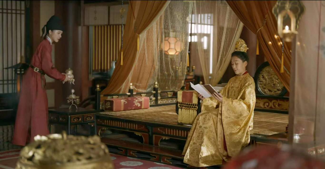 条件不符就别尬演女帝，从全网骂的母亲到《掌心》中天选女帝，60岁的陈瑾用实力告诉你，什么叫不怒自威