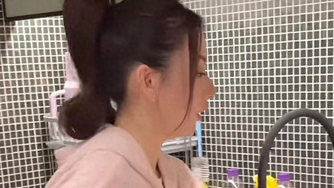 方媛带2女儿逛超市，亲自下厨贤妻良母，大女儿个头超过妈妈腰部