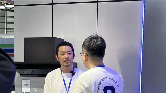 47岁沙溢现身武汉，又黑又瘦，整个人疲惫沧桑，减肥之后状态好差