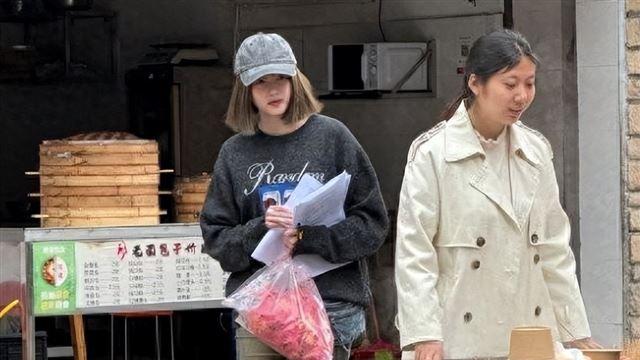和关晓彤曝分手传闻后，34岁鹿晗又有新动向，瘦成纸片人引人心疼
