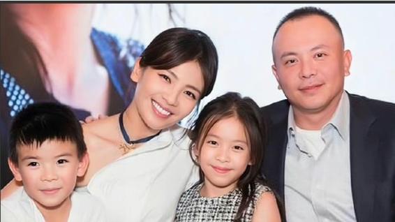 17岁的刘涛女儿王紫嫣脸型像爸爸，五官长得像妈妈，是个小美女