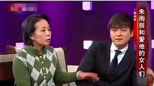 拆散儿子3段姻缘，44岁的儿子躺狗窝大哭，她依是不后悔的姿态！