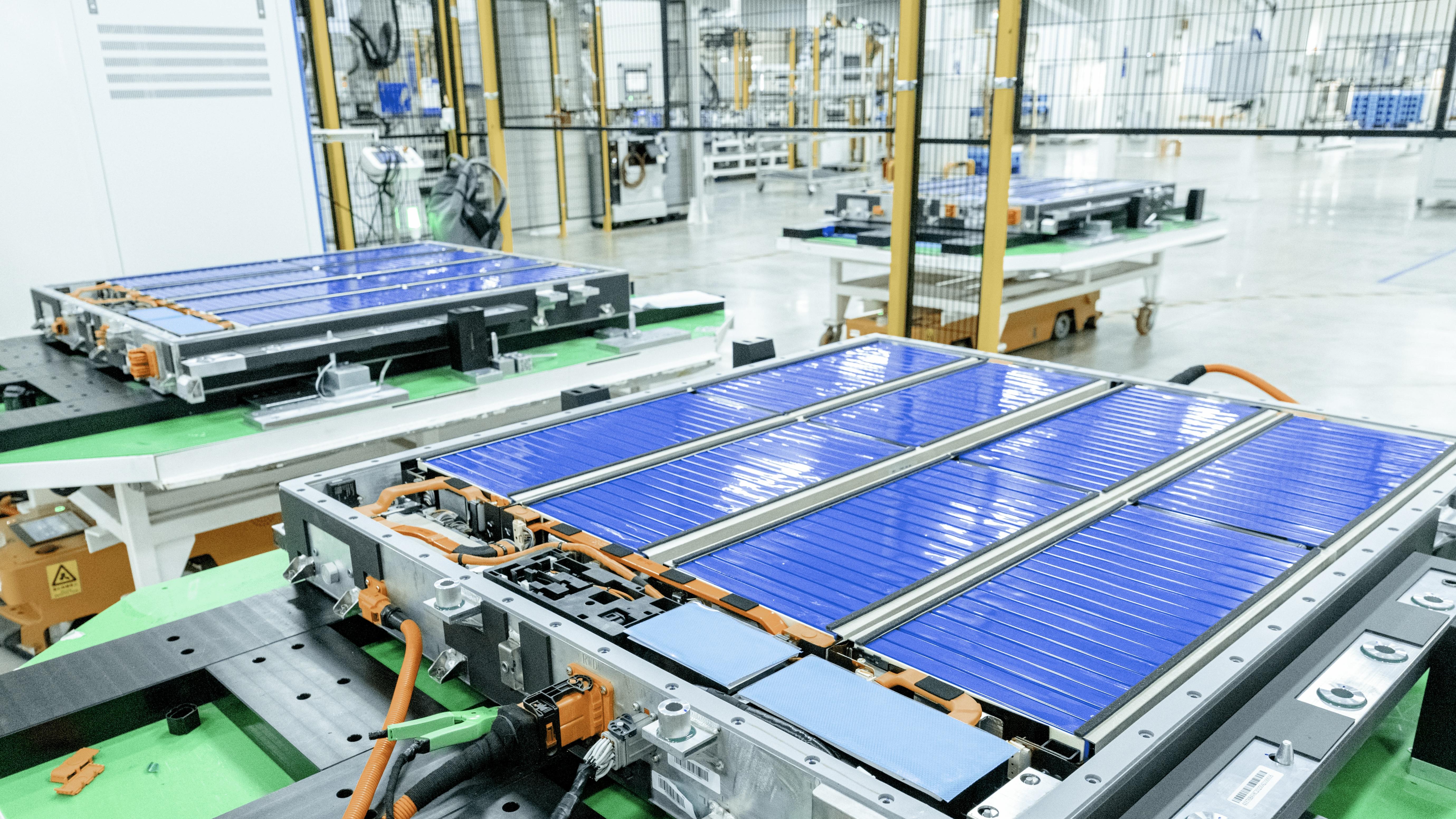 全球最大电量800V 5C三元增混电池 蜂巢能源龙鳞甲二代电池在湖州基地正式下线