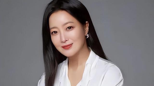 金喜善50岁近照曝光，自然老去还是医美后遗症？