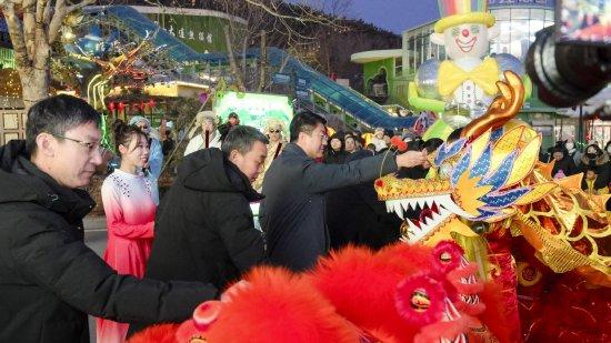 大连森林动物园“2025灵蛇献瑞灯光节”璀璨启幕