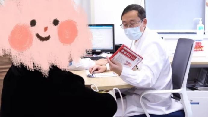 湖北71岁阿姨静脉曲张腿黑发胀，贴膏药越贴越重，微创治愈后带友就诊