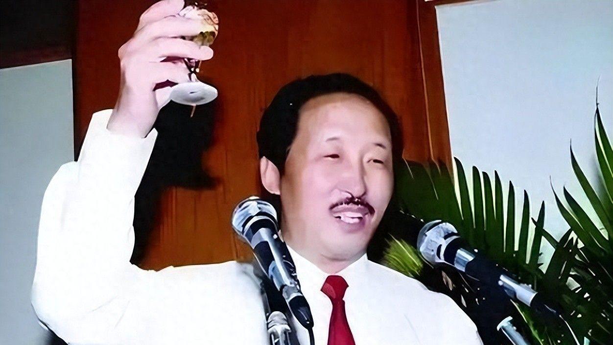 卖磁化杯起家，靠哈慈五行针爆红，从商界神话到隐退美国