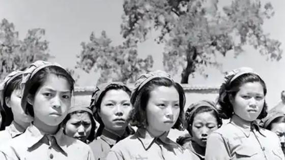 亲兄弟同时考入黄埔，后兄长叛变弟成正国级，晚年兄长却揭发弟弟