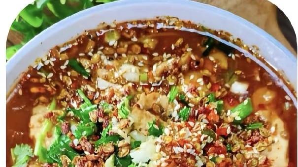 麻辣三重奏：舌尖上的热辣狂欢派对