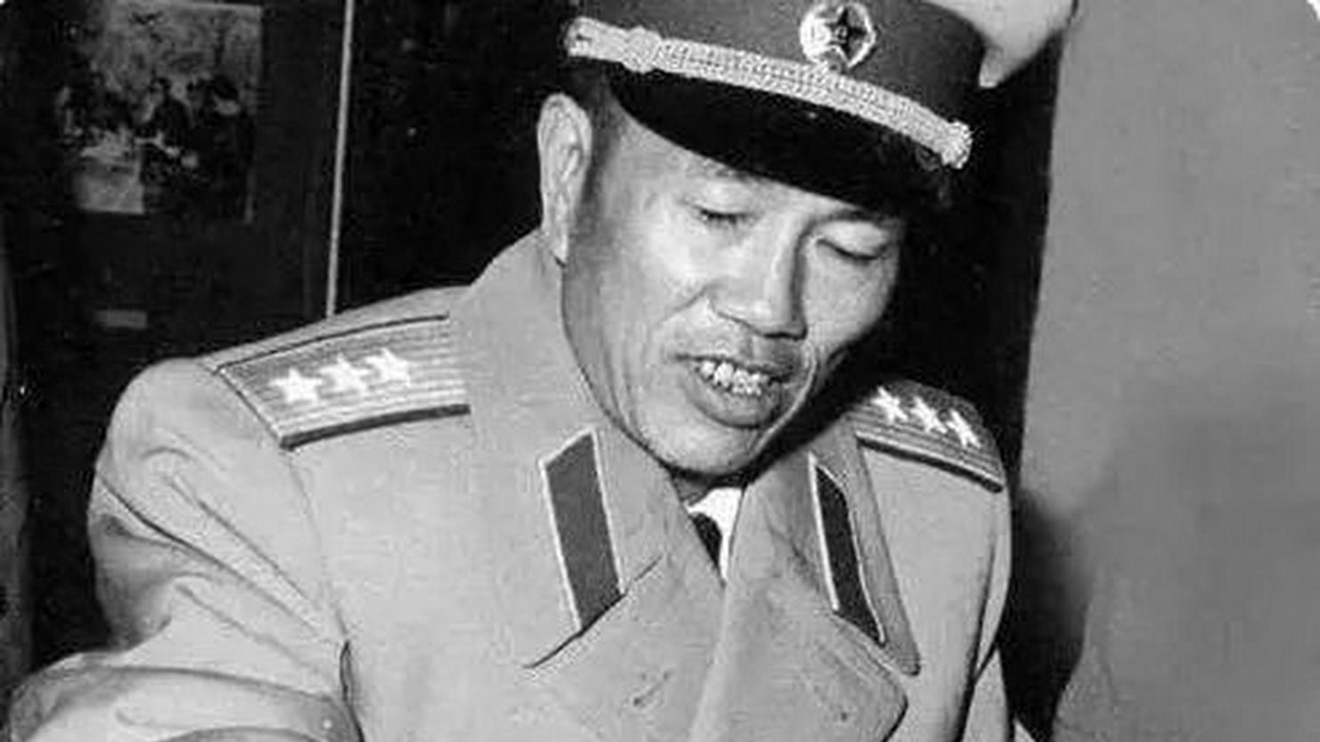 77年邓华重回军队，对子女提起3个人：我被下放时，他们伸过援手