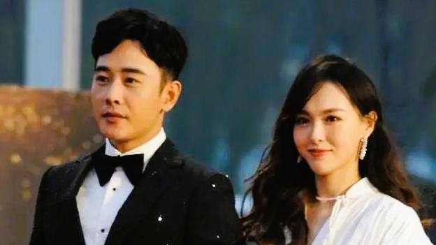 罗晋父亲追悼会在北京举行，唐嫣素颜陪同打破婚变传闻