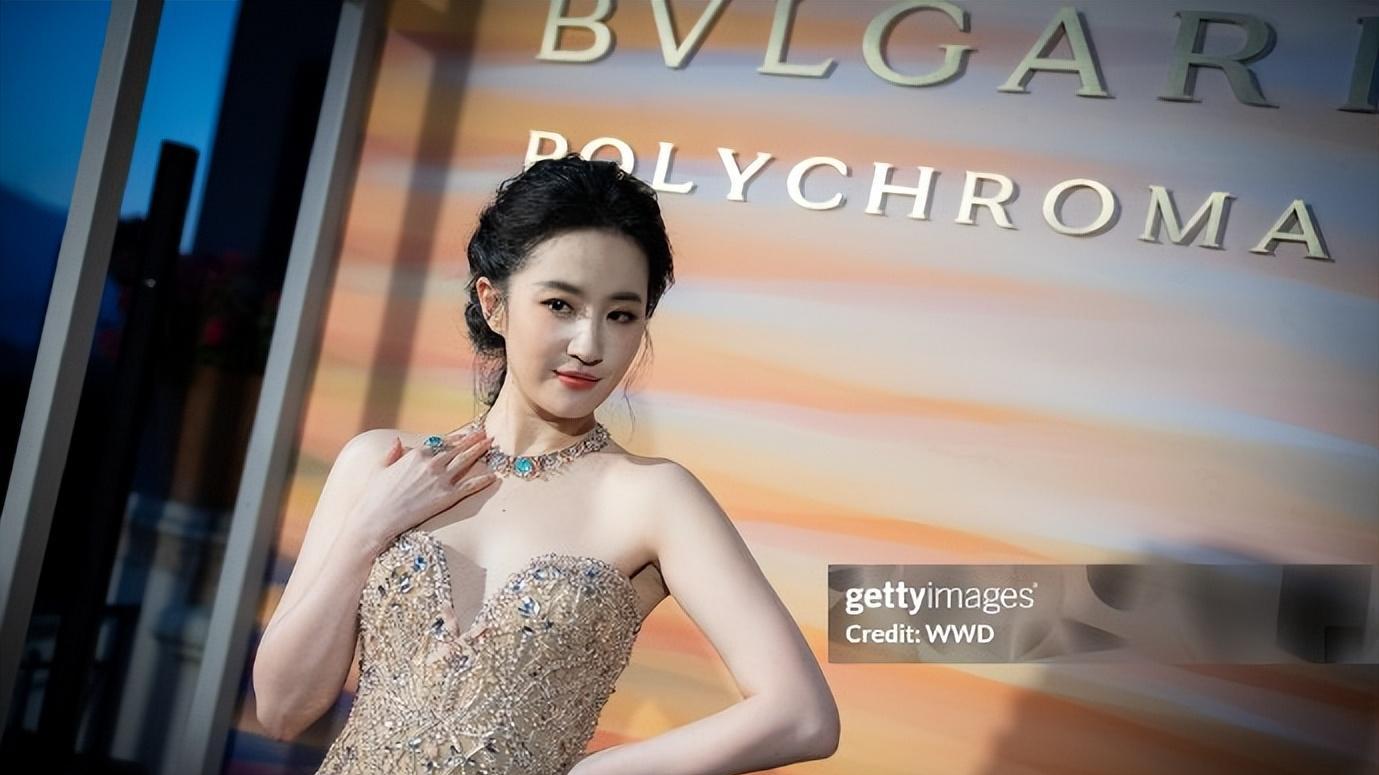 在宝格丽晚宴上，刘亦菲和Lisa的座位安排透露了什么信息？