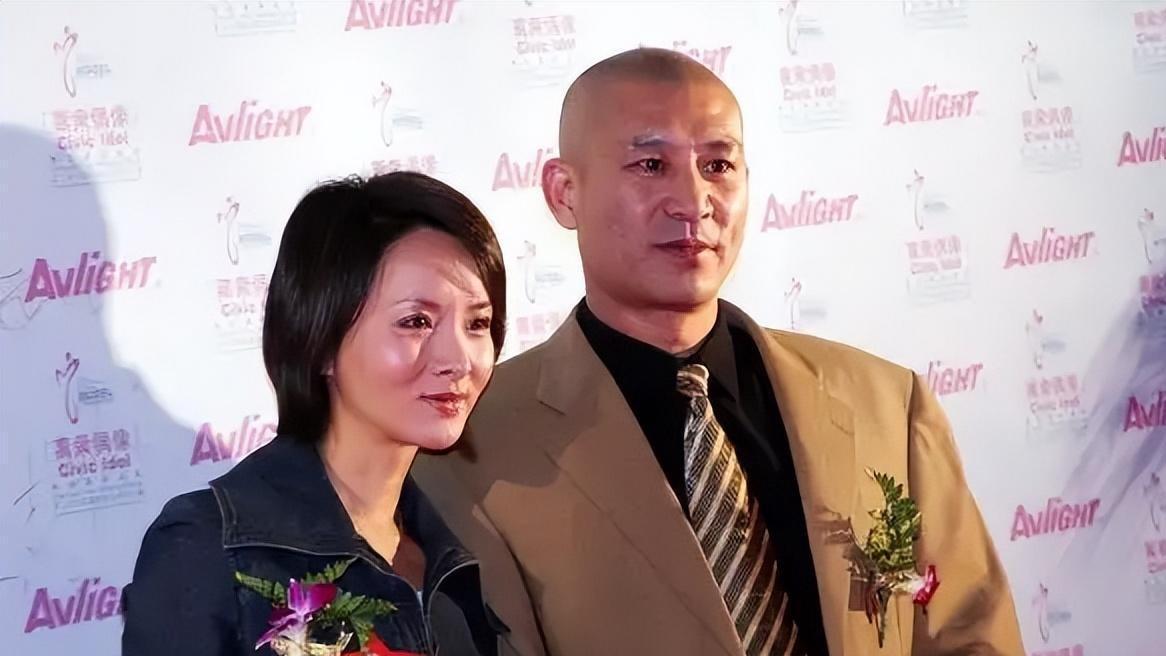 她21岁成名，丈夫为爱她做12年丁克，41岁意外怀孕的她如今怎样？