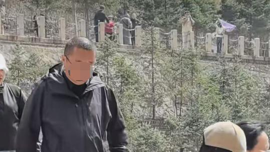 郭晶晶一家五口游山西！79岁霍震霆罕见同行，女儿拿登山棍独立行走超可爱