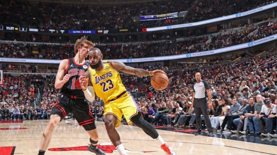 湖人惨遭压哨绝杀！詹姆斯致命失误 最后10秒崩盘三巨头空砍72分