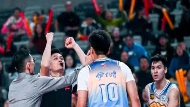 CBA消息 联盟“恶人”被篮协点名，推搡裁判球员，成了全明星票王
