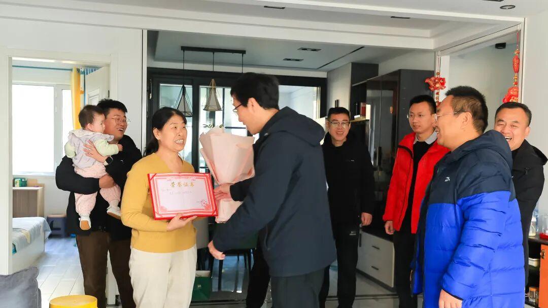 重阳送暖，致敬最美！武邑宏达学校登门向教师家属致以问候