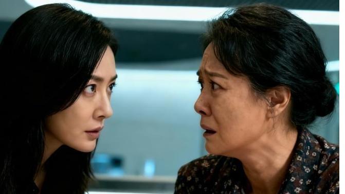 国庆丢10万，雇主怀疑保姆偷钱，伪装旅游突袭回家，开门瞬间傻眼