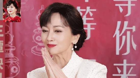 72岁的赵雅芝也太拼了，一人跨蛇年四台春晚，网友：正是闯的年纪