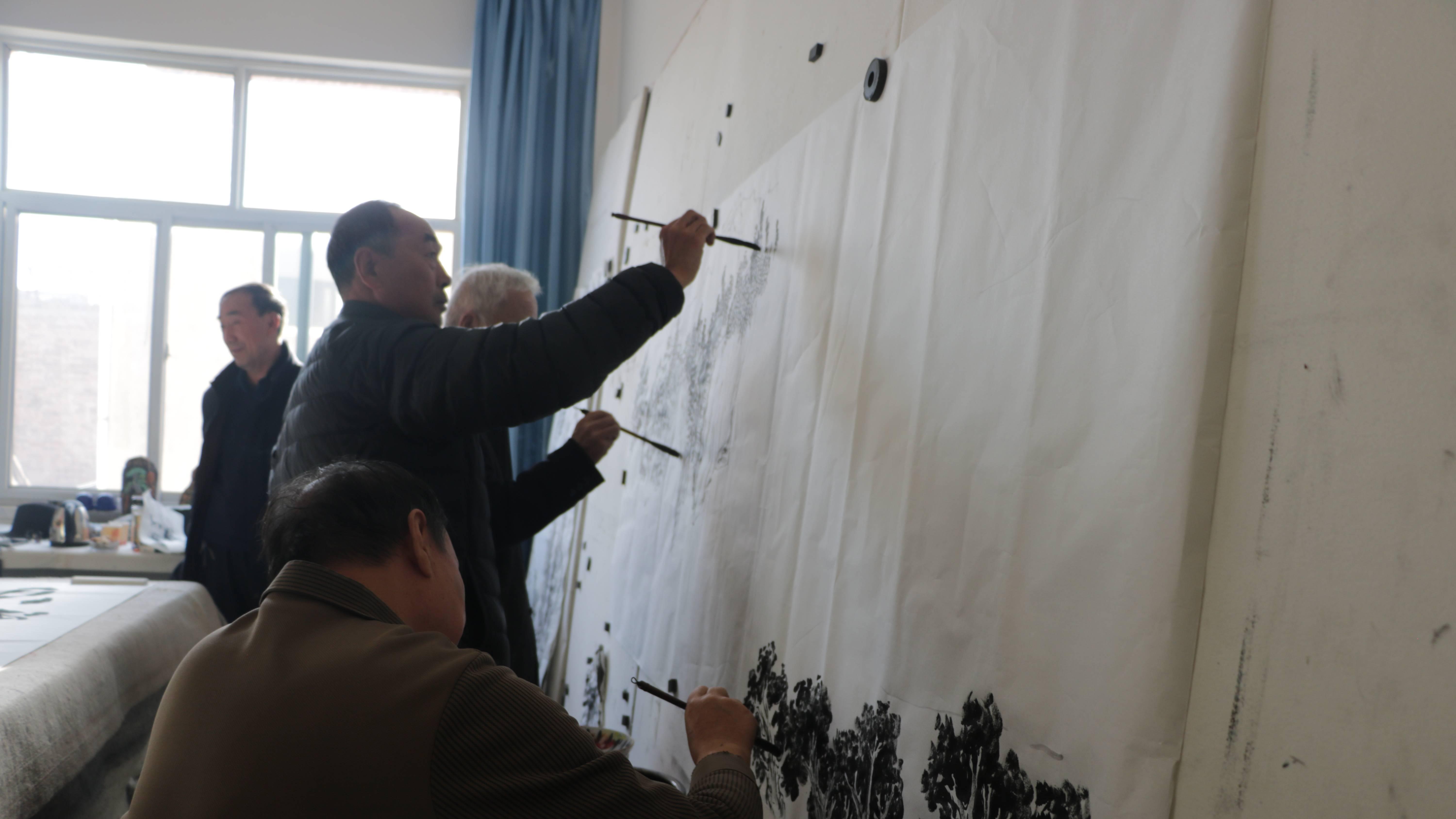 平凉南山书画院的老师们为东天山骆驼队重走丝路来平而创作