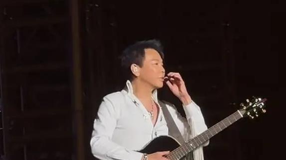陶喆演唱会上穿猫王衣服 怀念逝世的父亲好感人