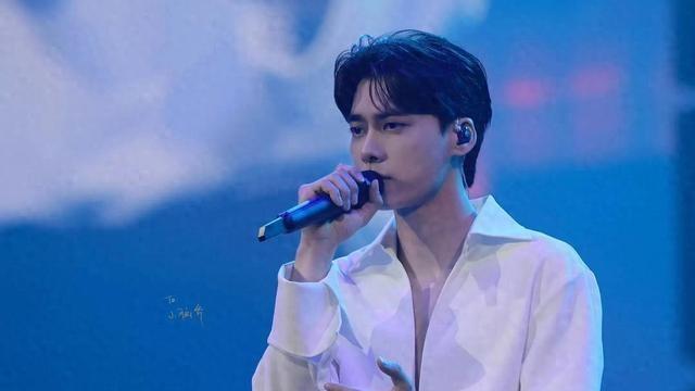 38岁李易峰泰国复出！跪舞台上痛哭，暗喻还想演戏，但已没有机会