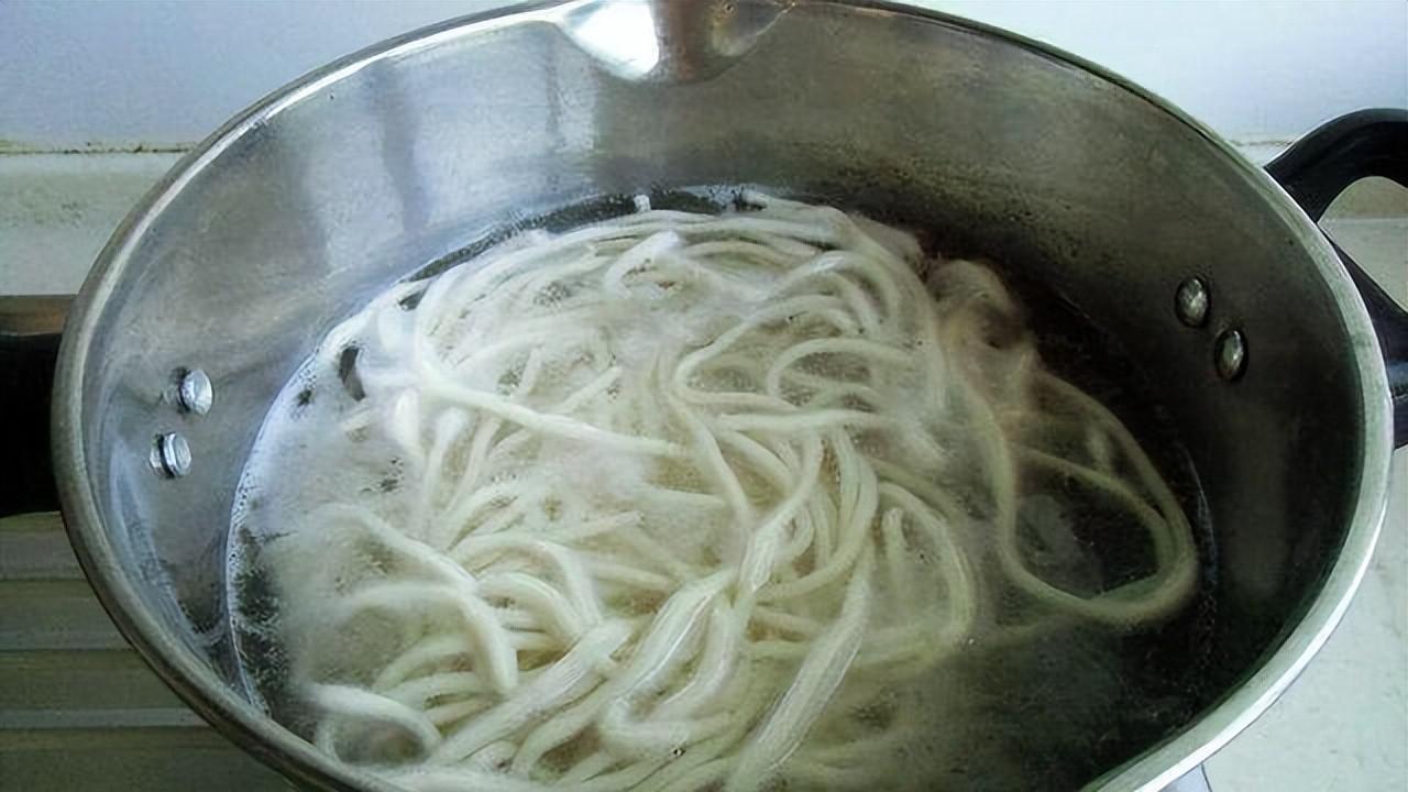 下面条是冷水还是热水？