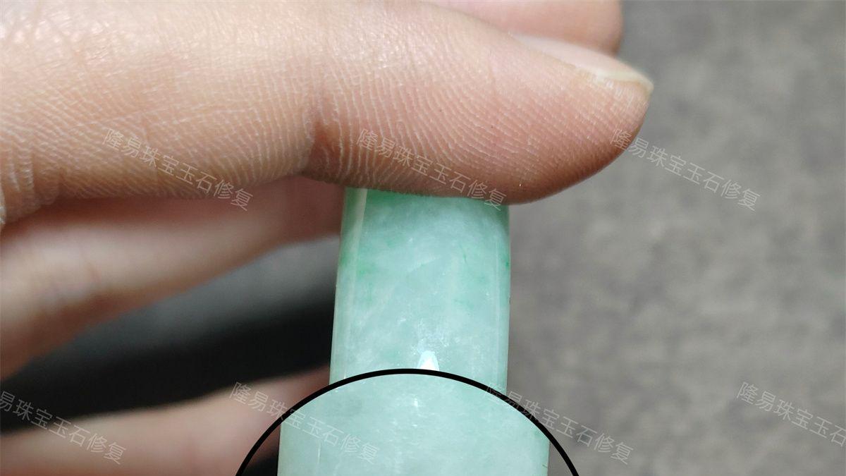 翡翠手镯裂了，没有断，发黄修复多少钱？