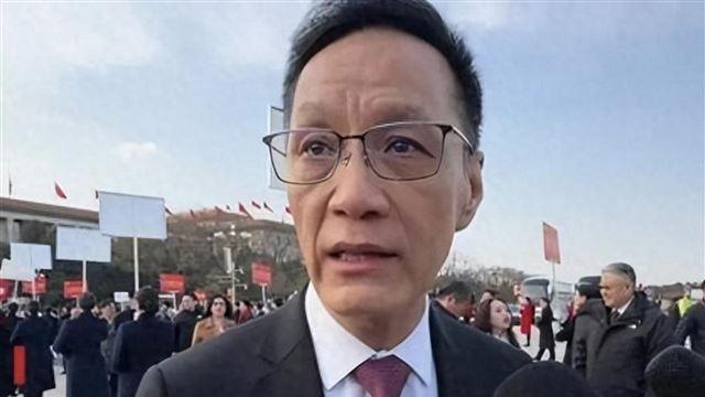 央视怒批！目不识丁、丢人现眼，难怪两会上冯远征建议演员多学习