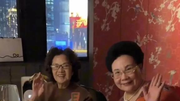 伊能静两家人聚餐！快90岁妈妈比婆婆还年轻，两个姐姐露脸好漂亮