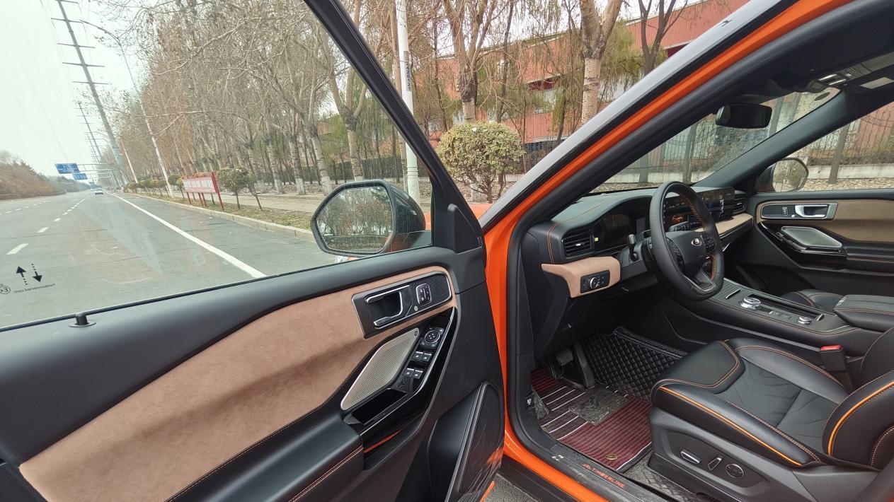 探险者的动力更爽，适合跑高速