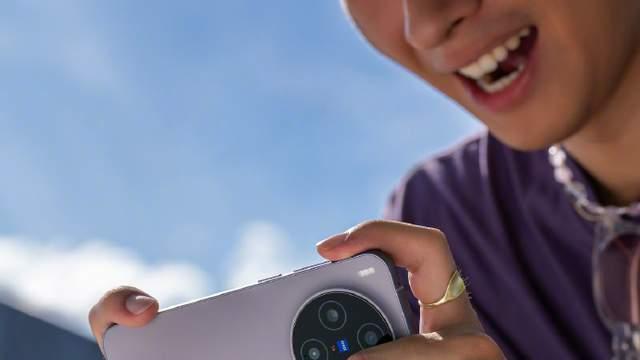 上手vivo X300的惊喜时刻，轻薄机身蕴藏大气雅致，手感极佳