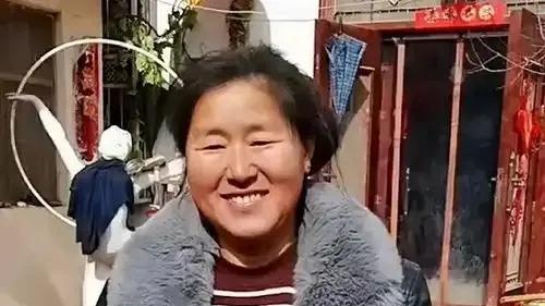 大衣哥一家在菏泽，儿媳肤白貌美，穿古装被围观 孙子和奶奶长一样