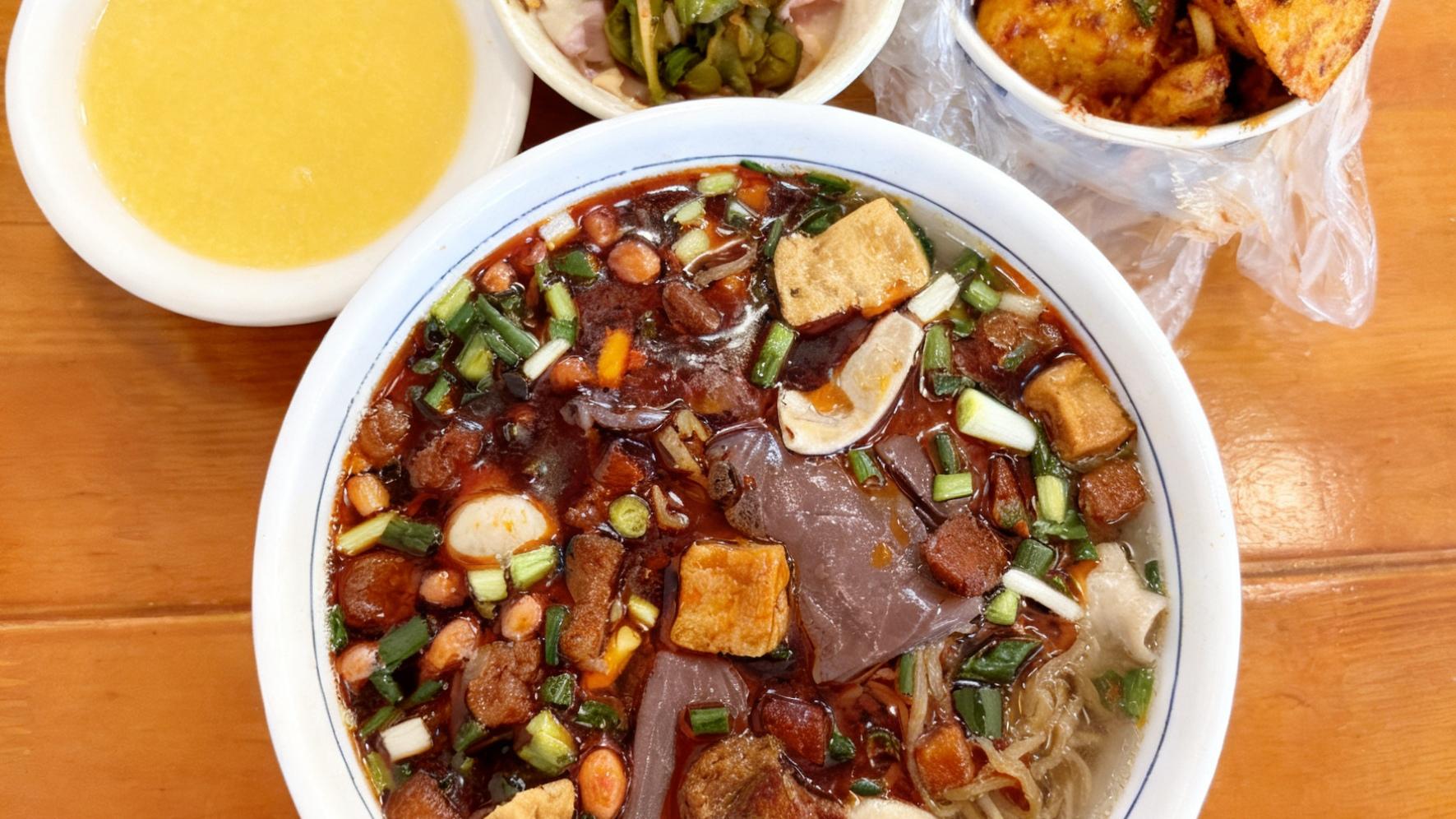 贵州人的早餐，一碗红而不辣，油而不腻的肠旺面！