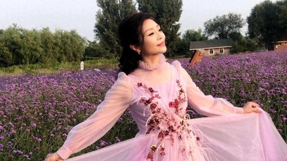 春晚常青树李丹阳：14次登顶事业巅峰，59岁未婚背后藏半生遗憾