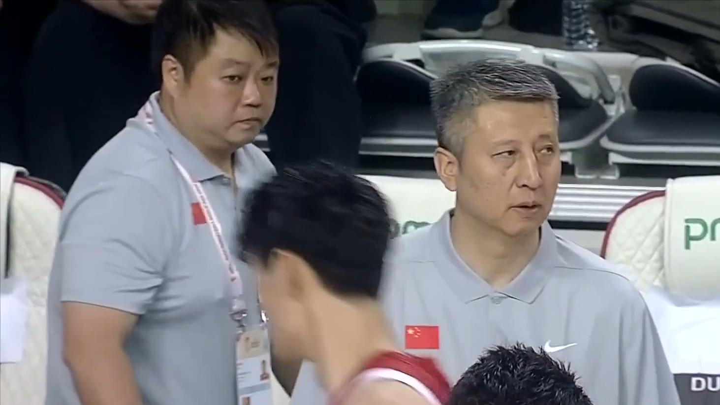 中国男篮连败，周琦空砍17+15，胡明轩8中0程帅澎成得分王