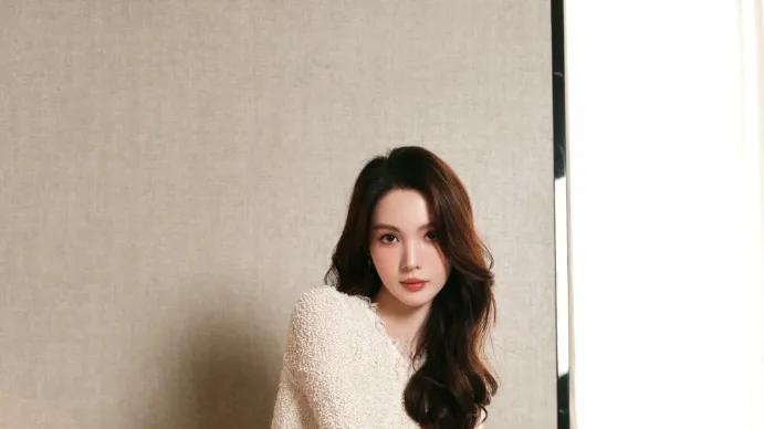 金晨穿着白色性感短裙，完美身材曲线，真是绝绝子！