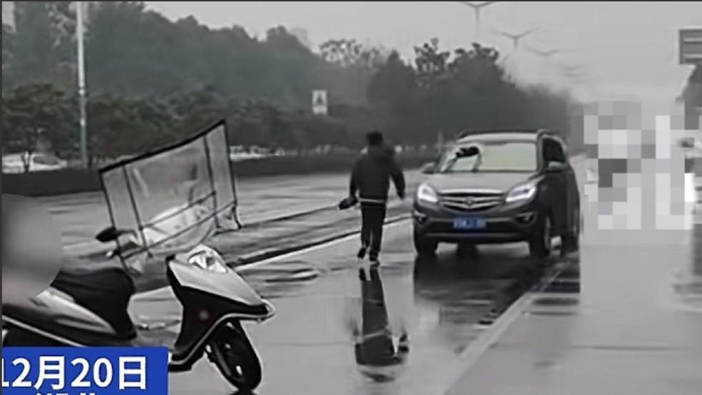 男子当街砸车追打，女儿哭喊劝阻，结局反转：车主是孩子亲妈！