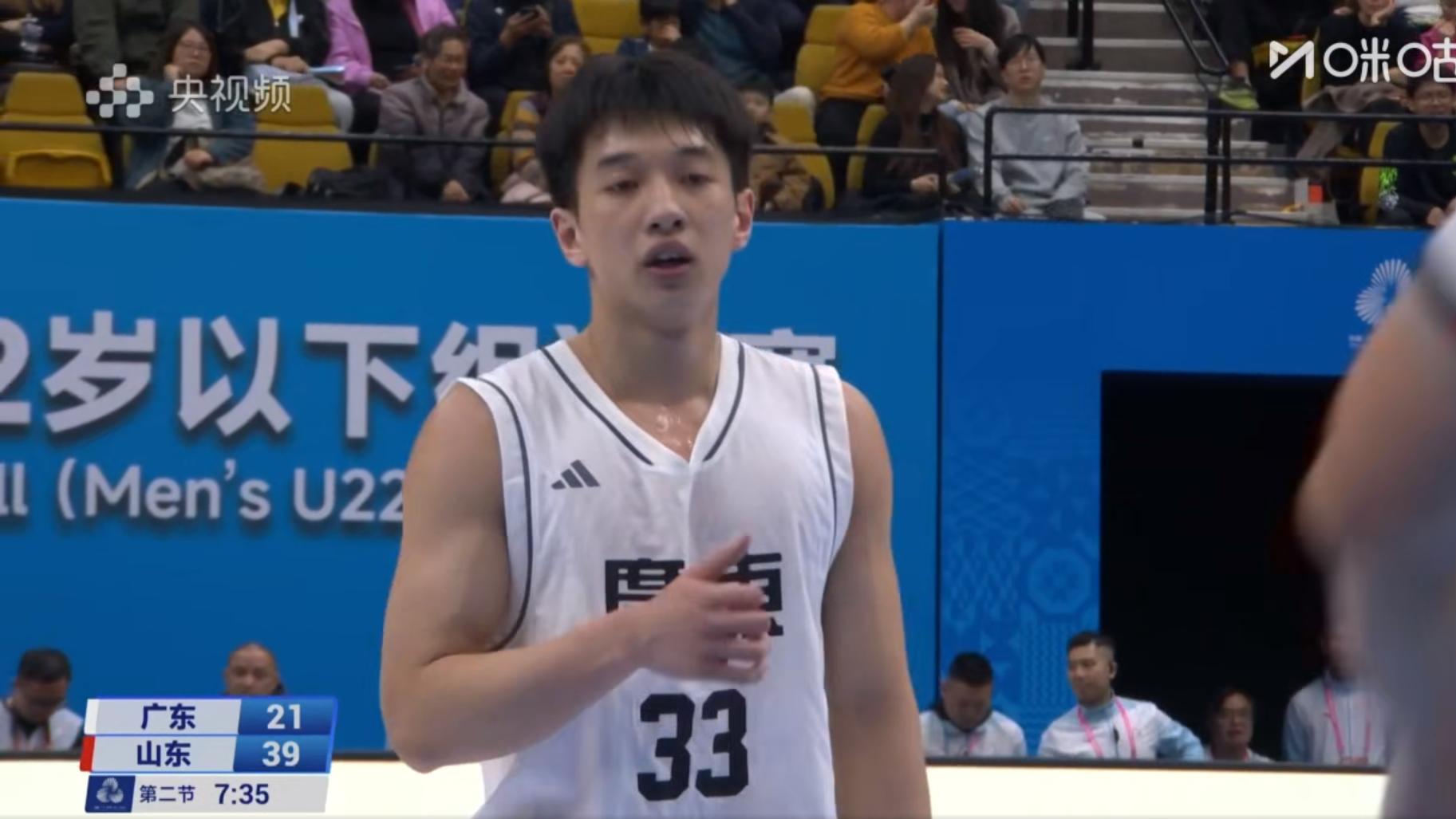 19岁广东后卫赛场得志，情场得意：女朋友好漂亮