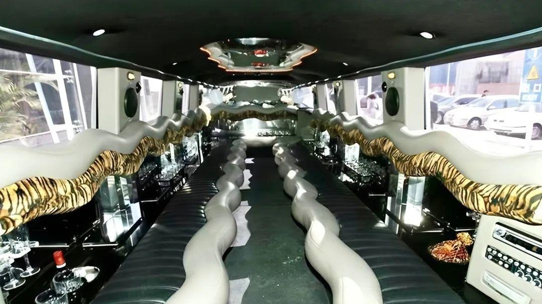 河北保定，杨子的“加长”悍马退役了，如今停在厂房角落，车上落满灰尘