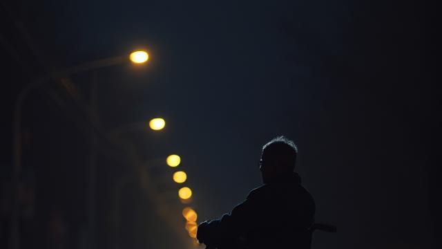 郑智化轮椅 “连滚带爬”：30 厘米舱门落差，照见 2 亿残障群体的 “无声困境”