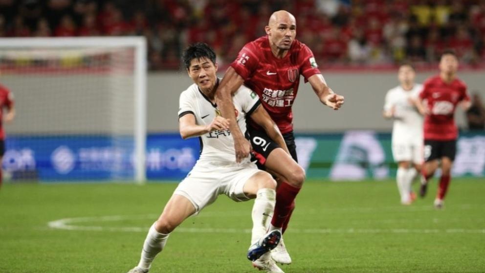 成都蓉城打得上海海港毫无还手之力，4-1大胜暂登中超榜首！