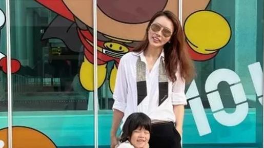 42岁毛俊杰离婚后住大别墅，晒居家生活，前夫哥肠子都悔青了