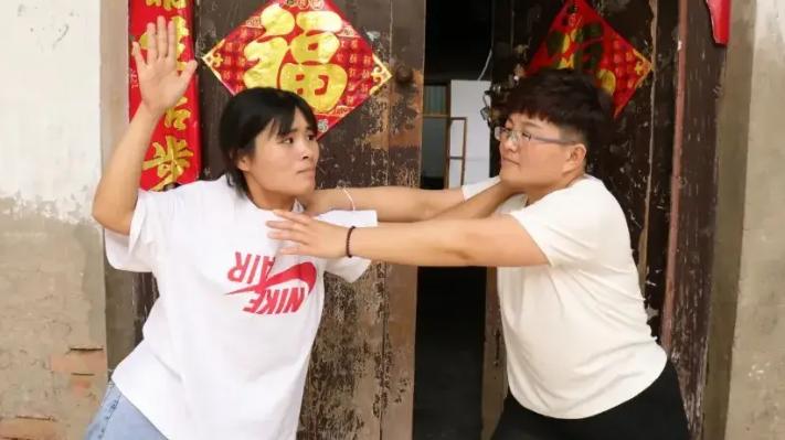 在儿子家养老，大妈连点14天外卖，儿媳将外卖扔垃圾桶发飙：你走