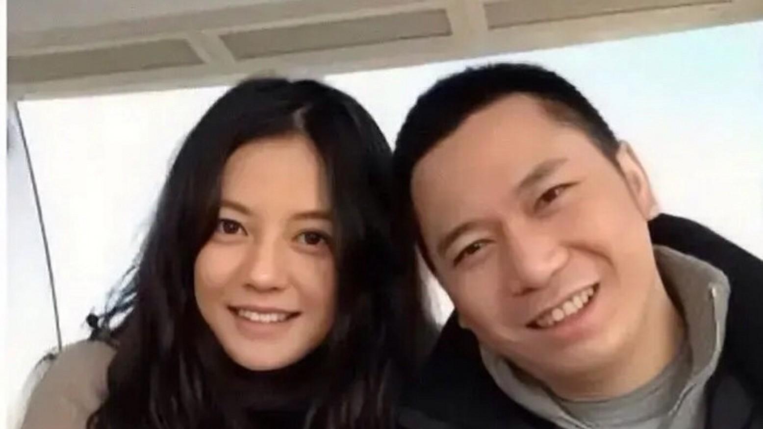 机场亲切摘口罩热聊，赵薇云南独游愁容满面，背后隐情或影响复出之路？