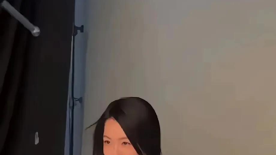 小S代言捞金状态好



小S这是怎么了？前一阵子还在镜头前哭诉失去姐姐的悲痛，