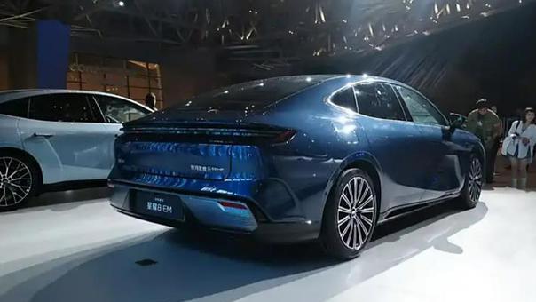 吉利星耀8首发亮相，标配千里浩瀚智驾系统，搭载1.5T超混系统